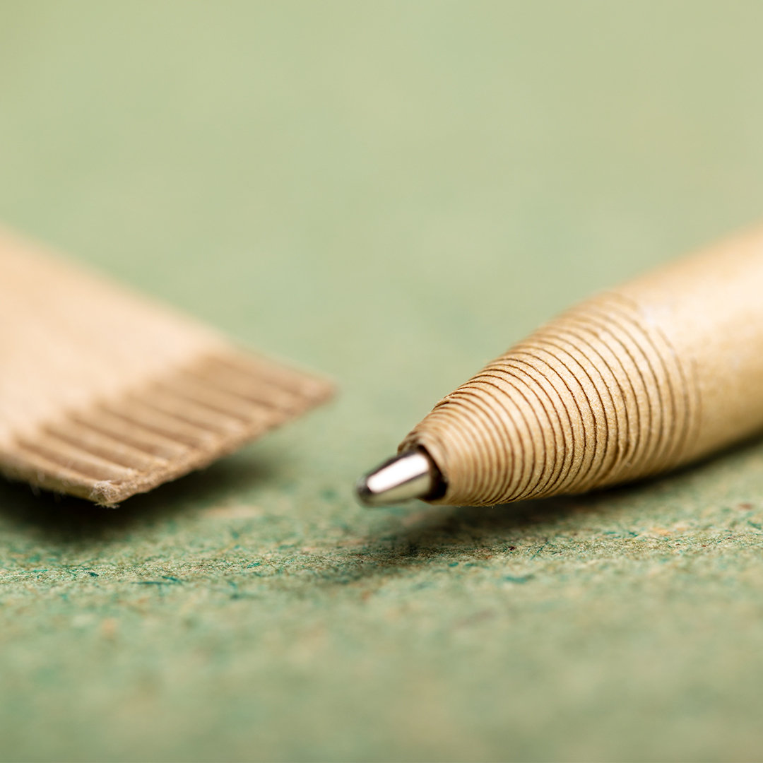 Bolígrafo personalizado Valvek de cartón reciclado con capucha