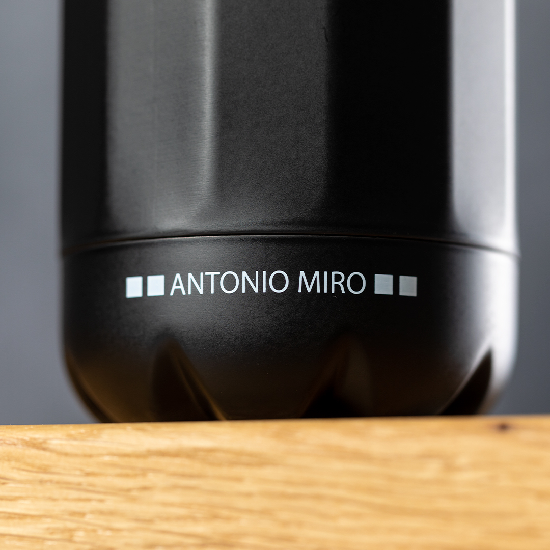 Bidón personalizado Wilson de 750ml Antonio Miró en negro satinado prisma con tapón cromado - Tazas y botellas - Regalo Promocional Personalizado - vista alternativa