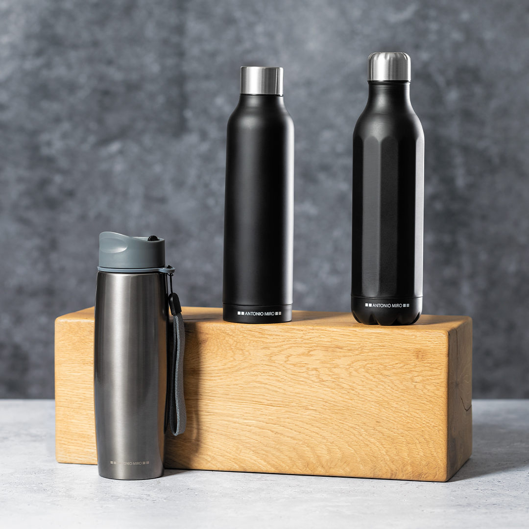 Bidón personalizado Wilson de 750ml Antonio Miró en negro satinado prisma con tapón cromado - Tazas y botellas - Regalo Promocional Personalizado - imagen 3