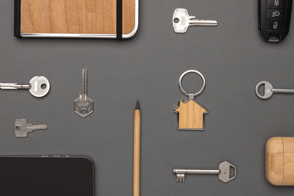 Llavero forma casa aleación de zinc reciclado RCS con bambú - Llaveros, pins y chapas - Regalo Promocional Personalizado - imagen 8