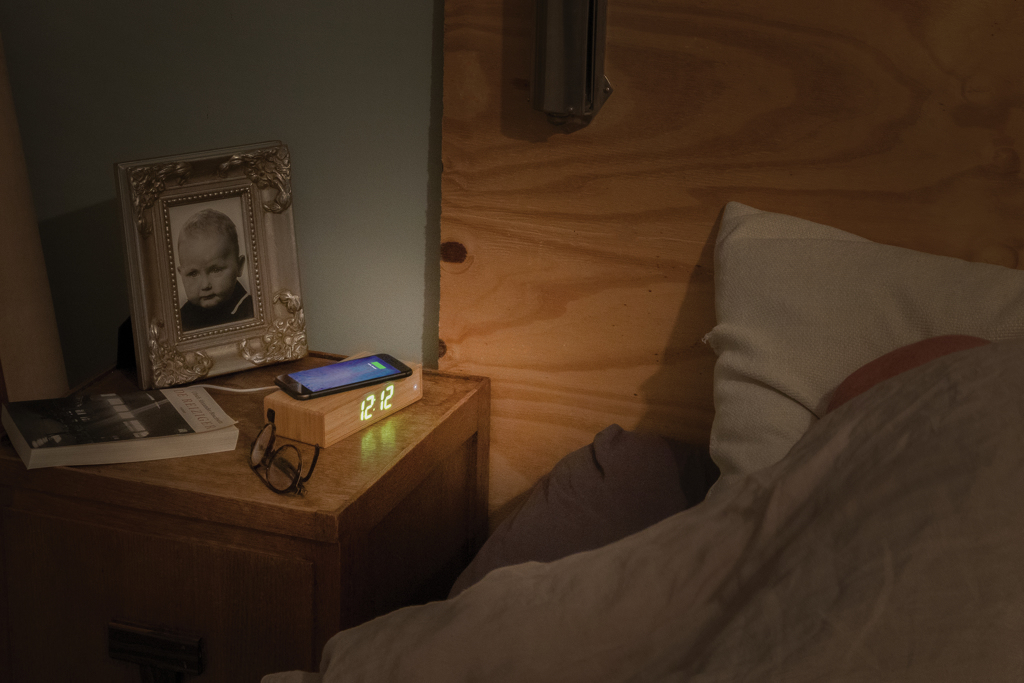 Despertador con cargador inalámbrico personalizado de bambú de 5W - Tecnología - Regalo Promocional Personalizado - imagen 9