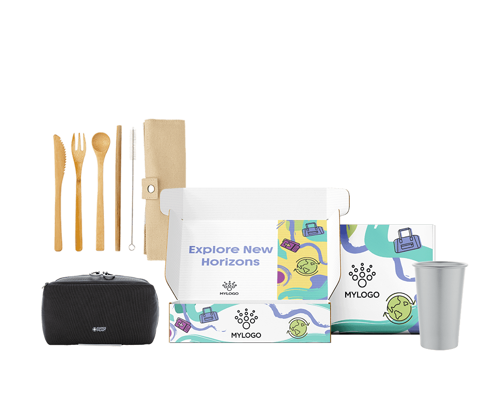 Pack de viaje corporativo sostenible con set de cubiertos de bambú, neceser y vaso reutilizable en caja postal personalizable.