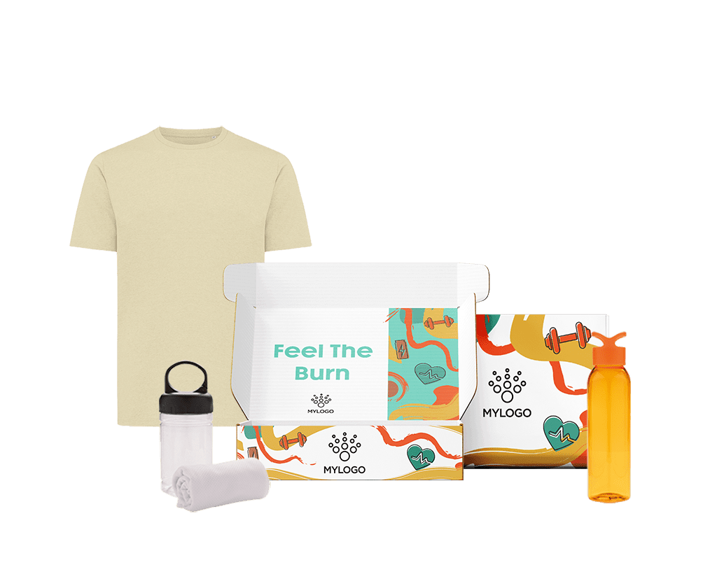 Pack deportivo corporativo con camiseta técnica beige, shaker, toalla y botella reutilizable naranja para acciones fitness de empresa.