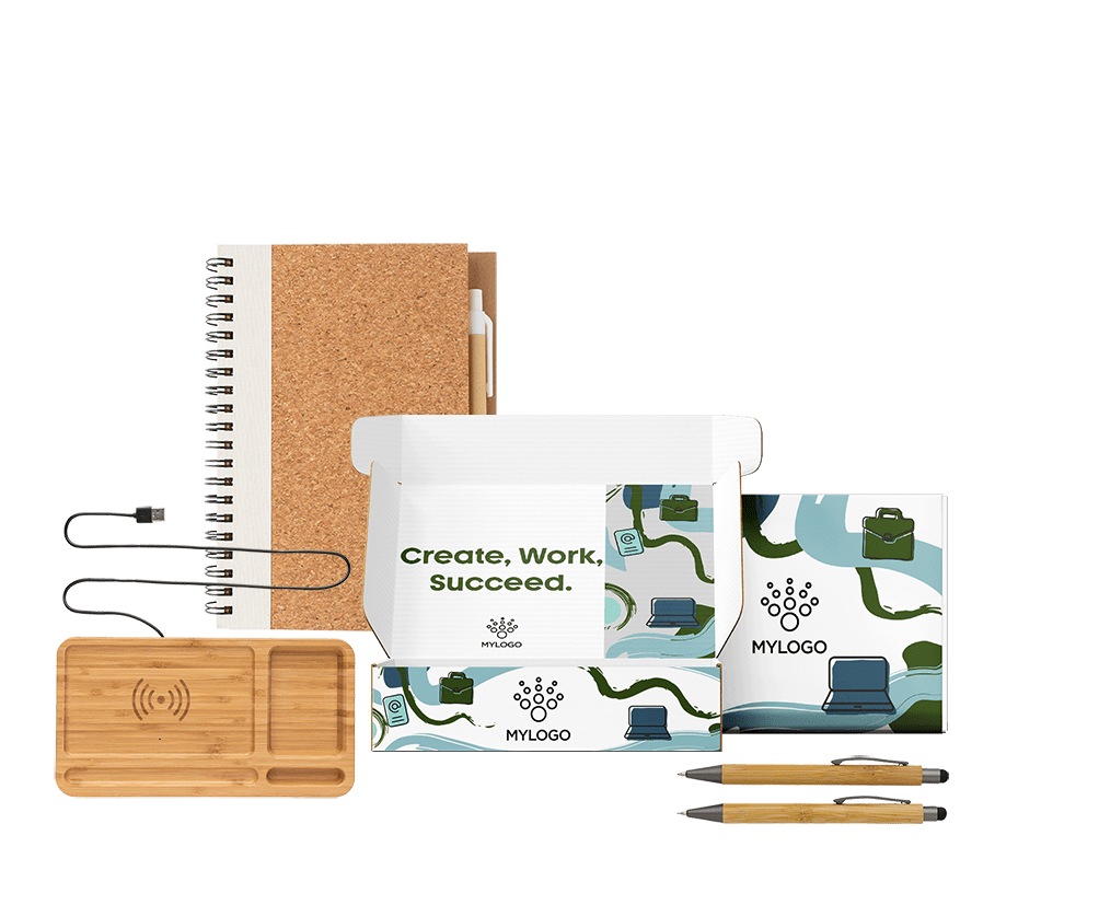 Welcome pack corporativo sostenible con libreta de corcho, base de carga inalámbrica de bambú y bolígrafos personalizados en caja postal personalizable.