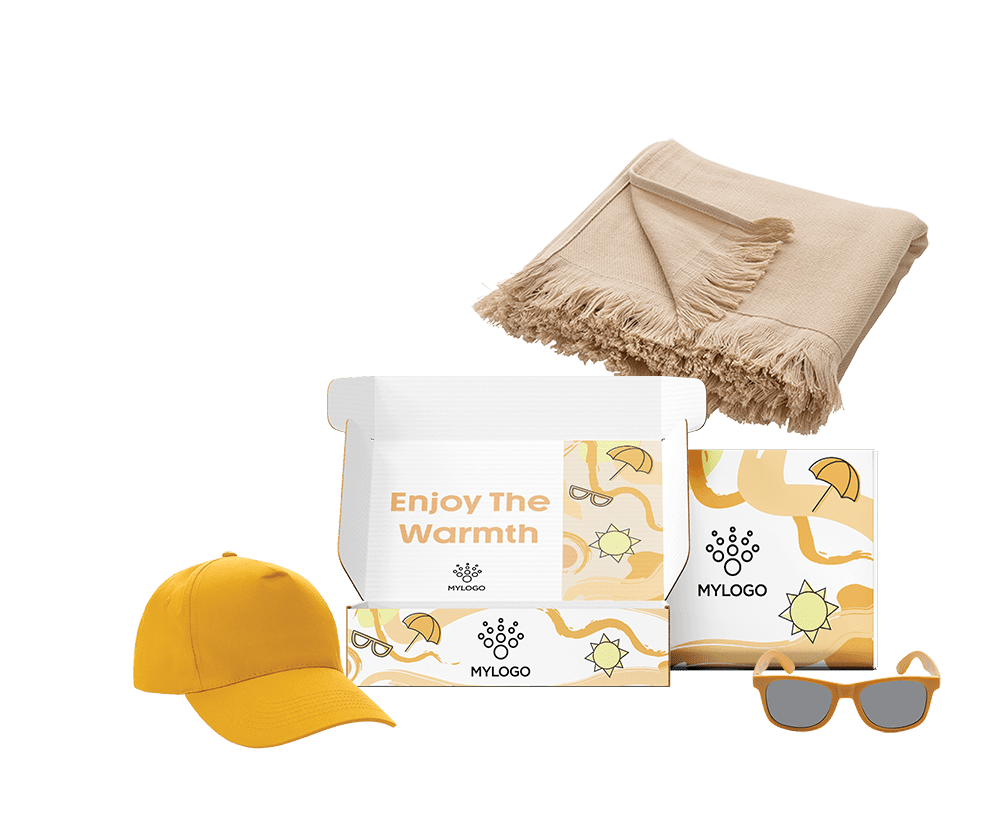 Pack de verano corporativo con manta beige de flecos, gorra amarilla y gafas de sol como regalo de empresa personalizado.