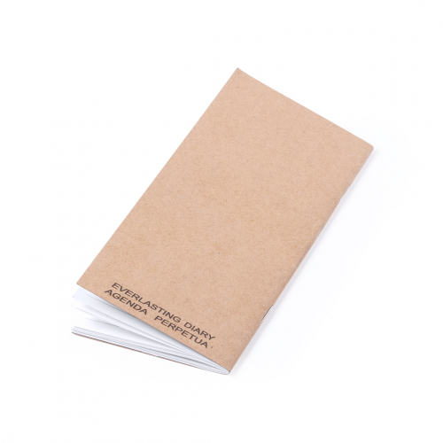 Agendas personalizadas Kromax, perpetua con tapas de suave tacto acabadas en resistente cartón reciclado. Diseño semana vista con 26 hojas.