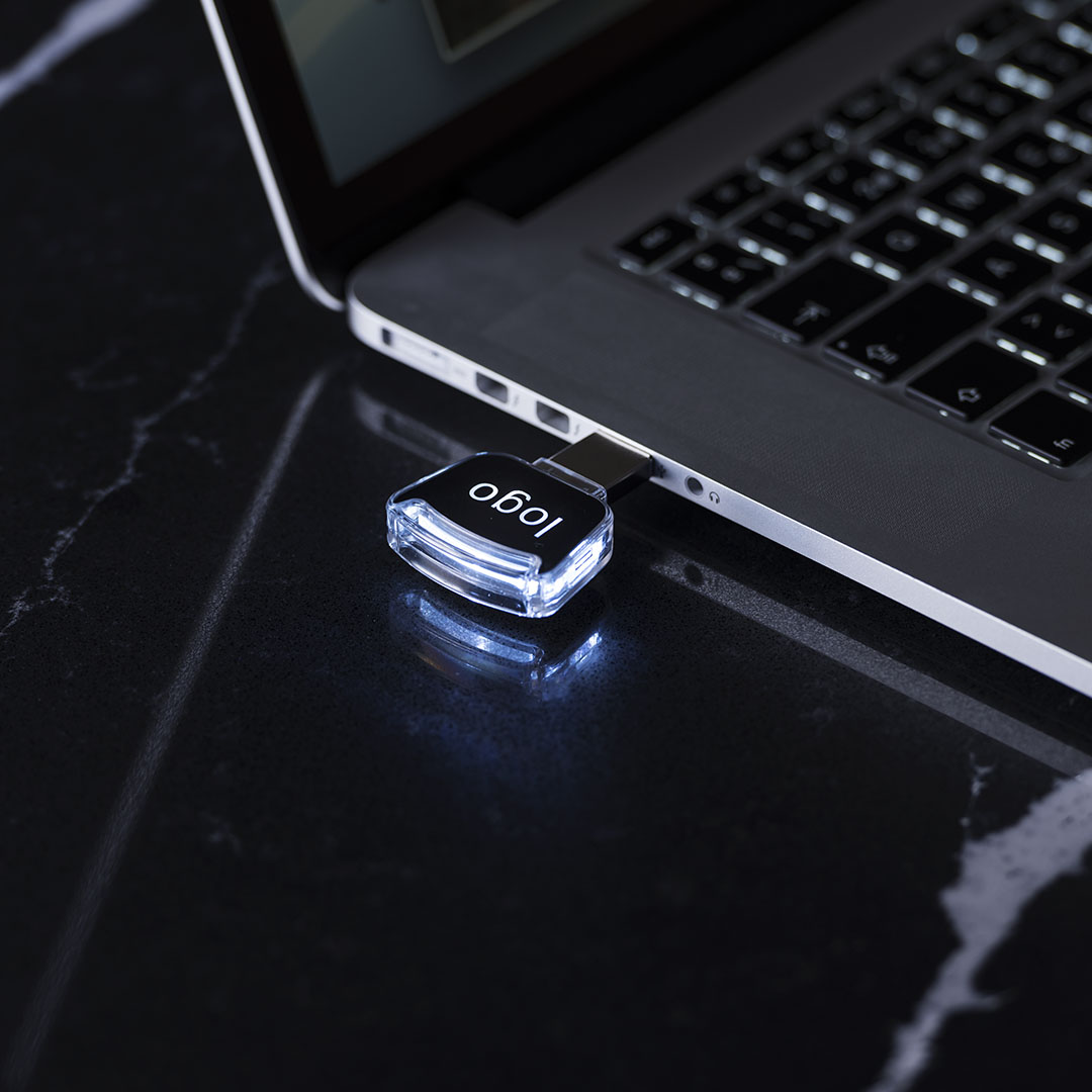Memoria USB grabada en láser con logo iluminado