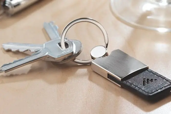 LLavero grabado con relieve - Regalos de empresa premium