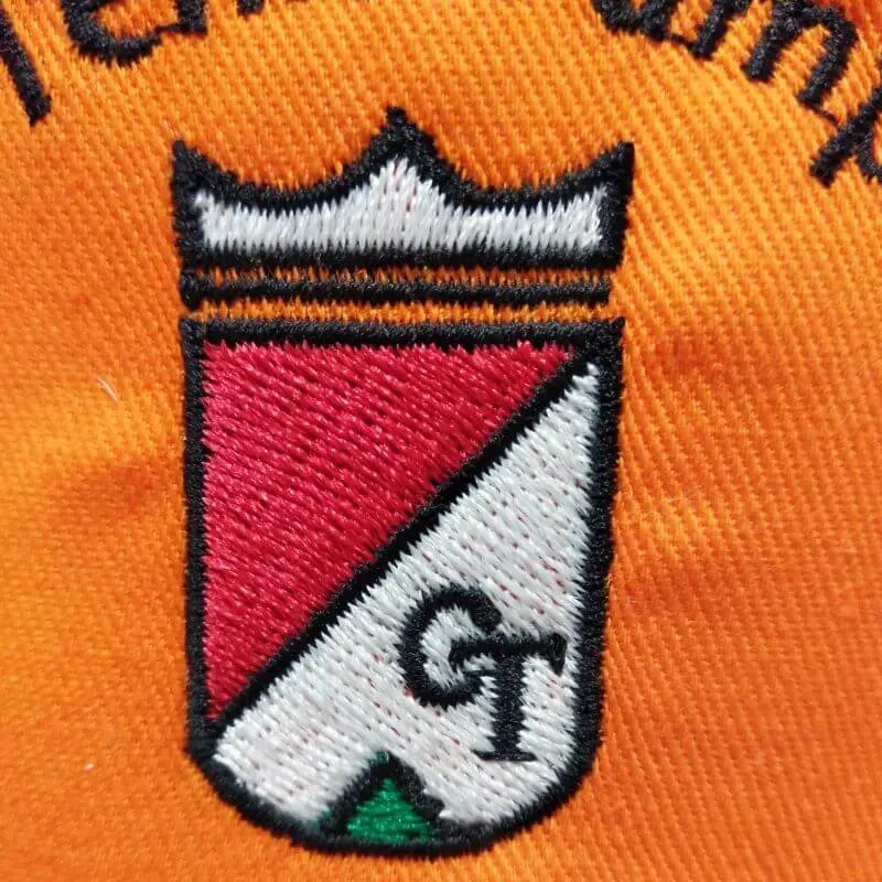 Mochilas, polis y camisetas bordadas con el logo de la empresa